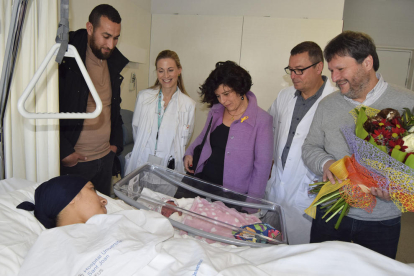 Imagen de Israe con sus padres en el hospital