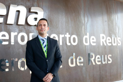 Pla mitjà del nou director de l'Aeroport de Reus, Juan Crespo, davant l'edifici de la terminal. Imatge del 30 d'octubre del 2019