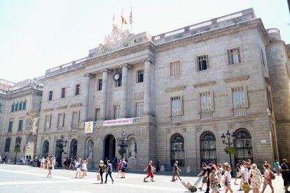Imatge d'arxiude la Plaça Sant Jaume amb la façana de l'Ajuntament de Barcelona.