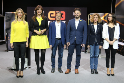 Los candidatos al 28-A Cayetana Álvarez de Toledo (PPC), Laura Borràs (JxCat), Jaume Asens (ECP), Gabriel Rufián (ERC), Meritxell Batet (PSC), e Inés Arrimadas (Cs).