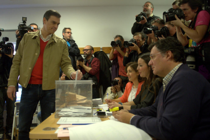 El candidato del PSOE Pedro Sánchez votando en un colegio electoral en Pozuelo de Alarcón, Madrid.