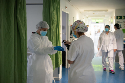 Profesionales sanitarios atienden a enfermos de coronavirus en el Hospital Clínic.