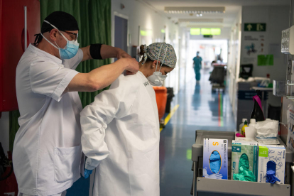 Professionals sanitaris atenen malalts de coronavirus a l'Hospital Clínic.