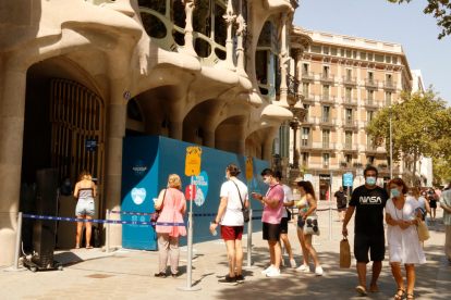 Pla obert de la cua per accedir a la Casa Batlló de Passeig de Gràcia.