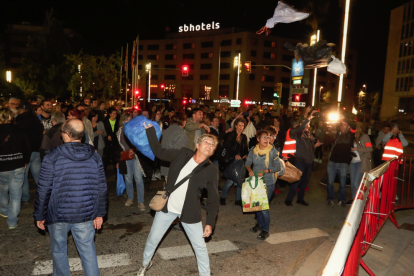 Instant en què un dels concentrats a la plaça Imperial llança una bossa de brossa a les portes de la subdelegació del govern espanyol.