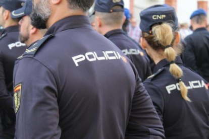 Agents de la Policia Nacional han salvat aquest cap de setmana a València a una menor d'entre dos i tres anys