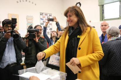 La candidata de JxCat Laura Borràs vota als Salasians de Sarrià.