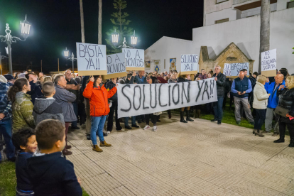 Los vecinos de Roda de Berà durante la concentración contra la inseguridad de finales de enero pasado