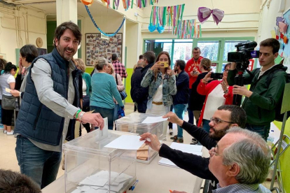 Sergio del Campo ejerciendo su derecho al voto.