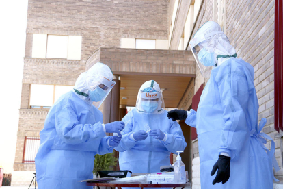 El equipo de muestras de Atención Primaria de Lérida preparándose para hacer pruebas PCR en una residencia.