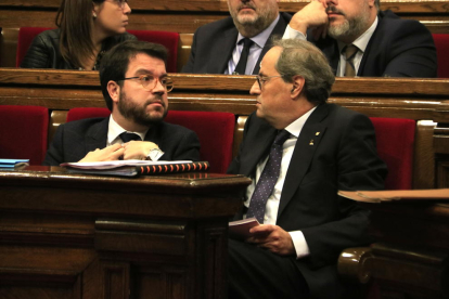 Imagen de archivo del presidente del Gobierno, Quim Torra, hablando con el vicepresidente, Pere Aragonès.