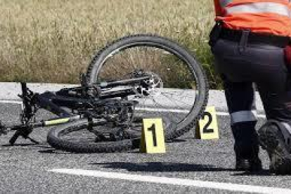 Un ciclista ha resultado este sábado herido grave al caerse por una pista del suelo próxima a Salamanca y quedar inconsciente