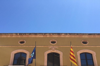 La bandera espanyola ja no oneja a la façana del consistori. Només ho fan la senyera i la d'Altafulla.