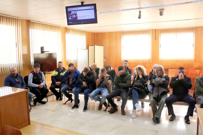 Los procesados sentados en el banquillo de los acusados de la Audiencia de Tarragona