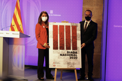 La consellera Meritxell Budó y el vicepresidente del Parlament, Josep Costa, enseñan el cartel de los actos por la Diada del 11-S