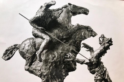 Imatge de l'escultura robada «Relleu de Sant Jordi»