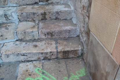 Imagen de la pintada en las escaleras|escalas de l'Arboç.