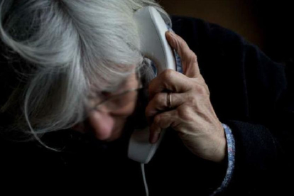 Imatge d'arxiu d'una persona parlant per telèfon