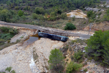 Imatge de la locomotora d'un tren de mercaderies bolcada al municipi de Vinaixa, a causa de les pluges