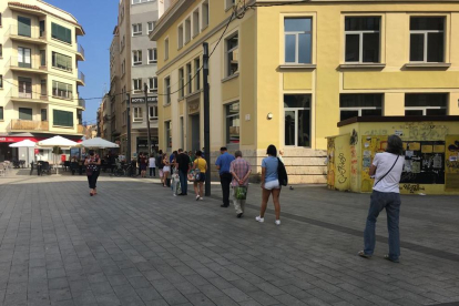 Gent fent cua a l'oficina de Correos ubicada a la plaça Corsini de Tarragona.
