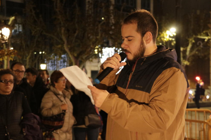 Imagen del rapero leridano Pablo Hasel leyendo el manifiesto de la marcha por las libertades en Lleida.