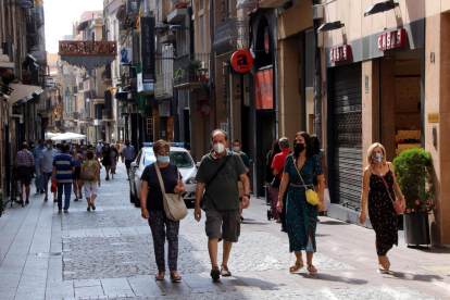 El carrer Monterols de Reus amb diverses persones caminant amb mascareta.