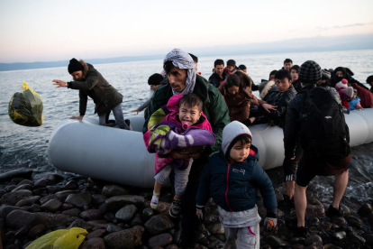 Refugiats i migrants procedents d'Afganistan arriben a l'illa de Lesbos després de creuar part del mar Egeu des de Turquia.