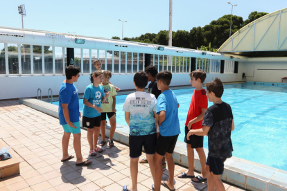 Algunos de los niños que participan en un campus de verano municipal y que ayer se bañaron en el Ploms.