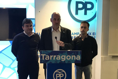 Josep Acero (candidat al Senat), Jordi Roca (candidat al Congrés) i Carlos Pastor (NNGG).