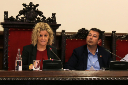 La alcaldesa de Tortosa, Meritxell Roigé, y el primer teniente de alcalde, Fernando Saporta, durante el pleno de este martes.