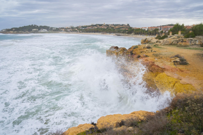 onades impactant contra les roques de la platja de l'Arrabassada