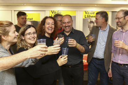 Salvador, Castel y Ricomà celebran con otros militantes la histórica victoria de ERC en Tarragona.