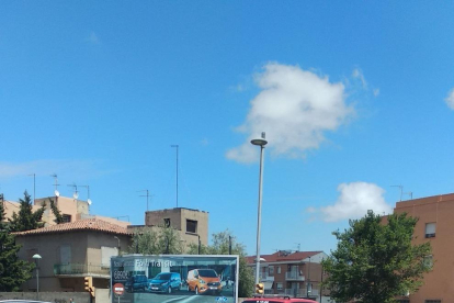 Imatge dels dos vehicles que han topat a la Carretera de València.
