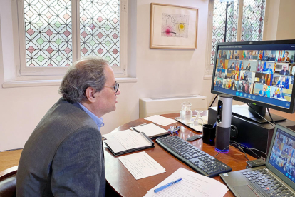 El president del Govern, Quim Torra, reunit per videoconferència amb el president espanyol, Pedro Sánchez, i amb els presidents de les comunitats autònomes, per fer seguiment de la pandèmia del coronavirus, el 3 de maig de 2020