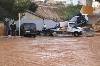 Pla general d'una de les rotondes properes al barranc de la Borrasca amb vehicles afectats per la baixada d'aigua.