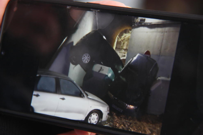 Pla detall del telèfon mòbil d'un dels propietaris dels vehicles afectats per la baixada d'aigua a l'Ampolla.