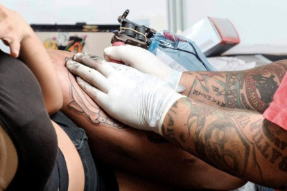El regal l'ha ofert el tatuador José Ángel Melgar, del saló Tattoo Art de la localitat zamorana de Toro