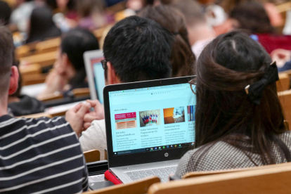 Una estudiant que treballa al seu ordinador portàtil durant els dies d'orientació del programa d'intercanvi Erasmus +, 2017.