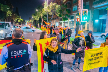 Imagen del corte del CDR Tarragona y, detrás, la contra manifestación constitucionalista.