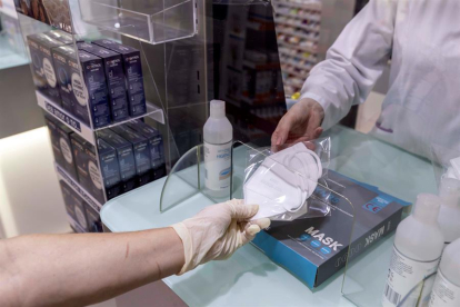 LEs farmacias son los lugares|sitios más seguros para comprar mascarillas, según los encuestados.