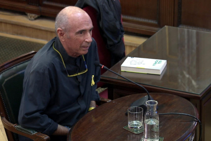 Imatge general de l'exdiputat Lluís Llach declarant al Tribunal Suprem.