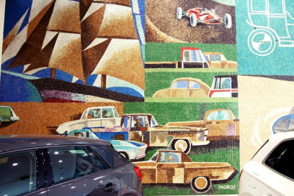 El mural de tessel·les que Santiago Padrós va realitzar per al local de l'edifici Zodíac.