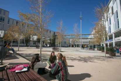 Tres estudiantes en el Campus Catalunya de la URV.