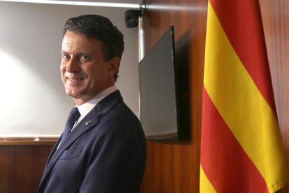 El regidor de Barcelona, Manuel Valls, abans de la roda de premsa d'aquest dimecres.