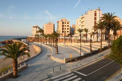 Las obras dan continuidad en el paseo marítimo de l'Ametlla, desde el muelle de Llevant del puerto hasta la playa del Alguer.