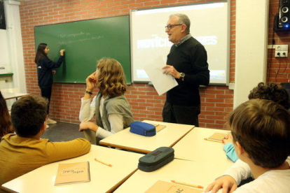 Imagen de archivo de un profesor impartiendo clase.