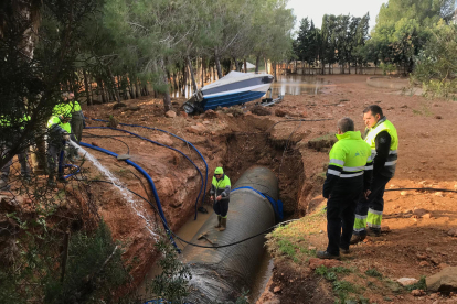 Lugar de la avería de la cañería del CAT en l'Ampolla, con los operarios trabajando.