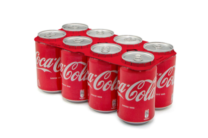 Latas de Coca-Cola con los nuevos agrupadores de cartón reciclable.