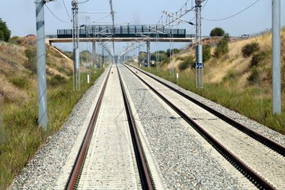 Las vías de la nueva variante de Vandellòs del corredor mediterráneo en un punto entre Cambrils y el nudo de Vila-seca.