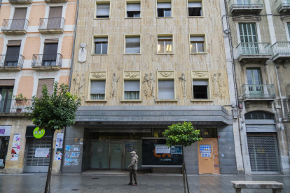 Este es el edificio que ha vendido Caixa Tarragona y que ya está en fase de obras.